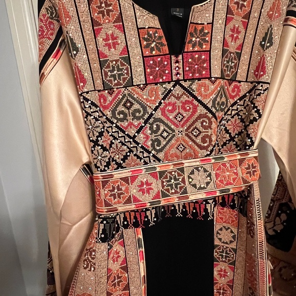 Traditional Thob( dress), did’t fit, new never worn, bought last month . - Picture 5 of 6